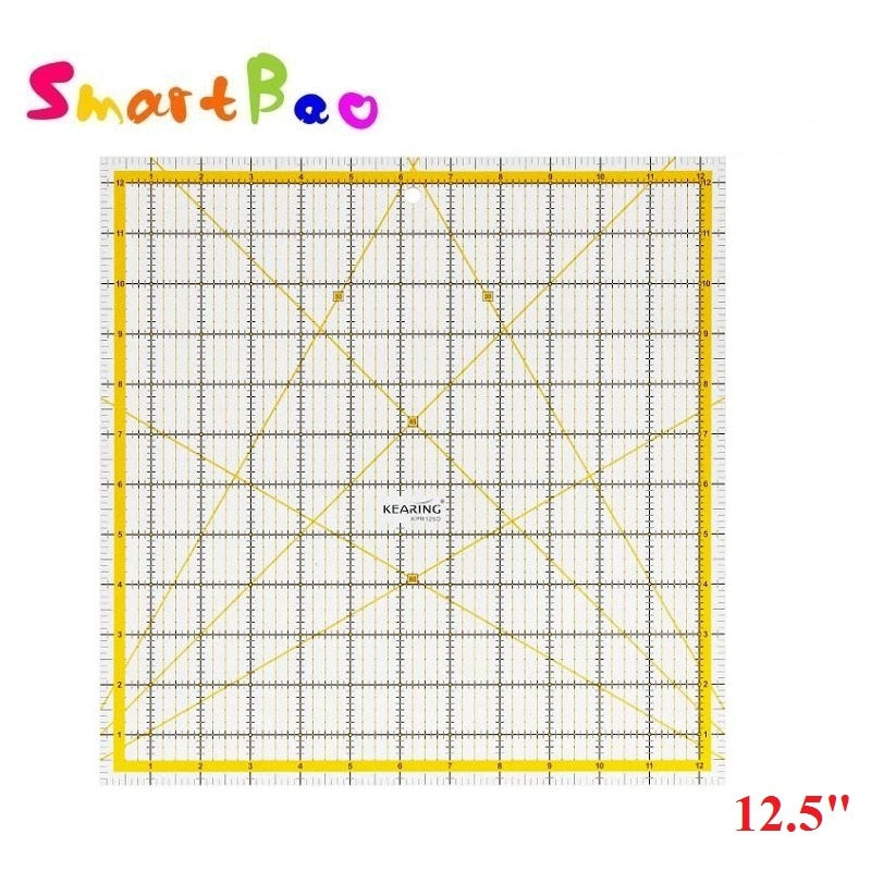 مسطرة خياطة أكريليك مربعة مقاس ١٢.٥ بوصة: مثالية لتصميم الملابس الاحترافية، والقص، والخياطة. متينة، وغير قابلة للانزلاق.