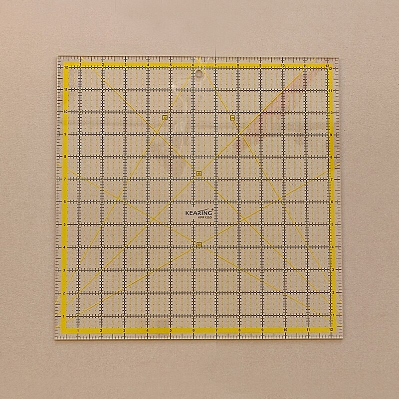 مسطرة خياطة أكريليك مربعة مقاس ١٢.٥ بوصة: مثالية لتصميم الملابس الاحترافية، والقص، والخياطة. متينة، وغير قابلة للانزلاق.