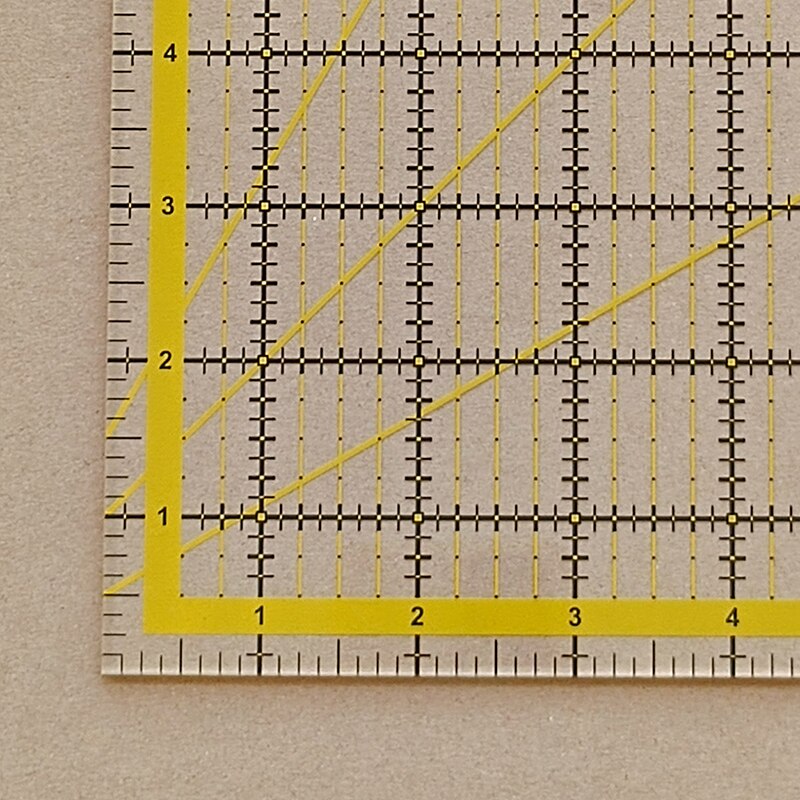مسطرة خياطة أكريليك مربعة مقاس ١٢.٥ بوصة: مثالية لتصميم الملابس الاحترافية، والقص، والخياطة. متينة، وغير قابلة للانزلاق.
