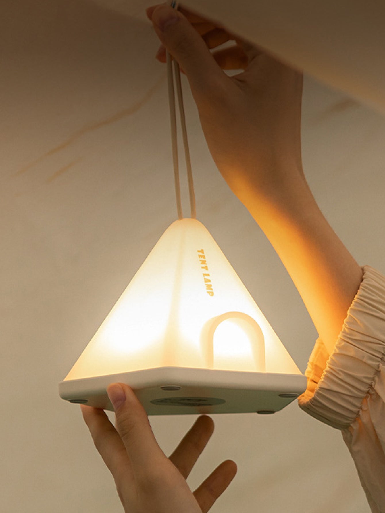 ضوء ليلي فاخر للخيمة مع حزام تعليق وقاعدة - 6 مستويات سطوع قابلة للتعديل لأجواء تخييم مثالية