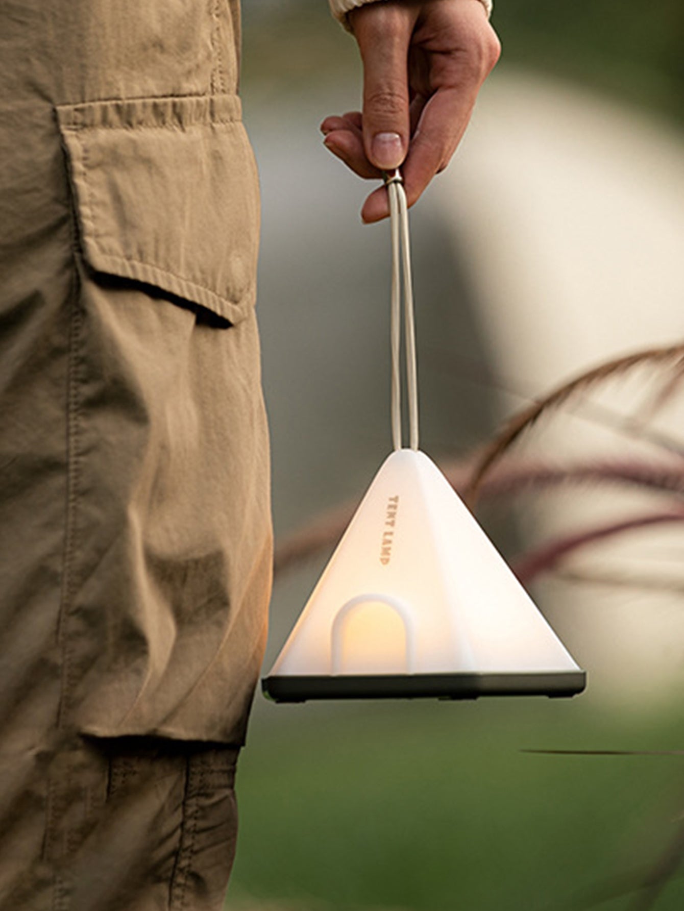 ضوء ليلي فاخر للخيمة مع حزام تعليق وقاعدة - 6 مستويات سطوع قابلة للتعديل لأجواء تخييم مثالية