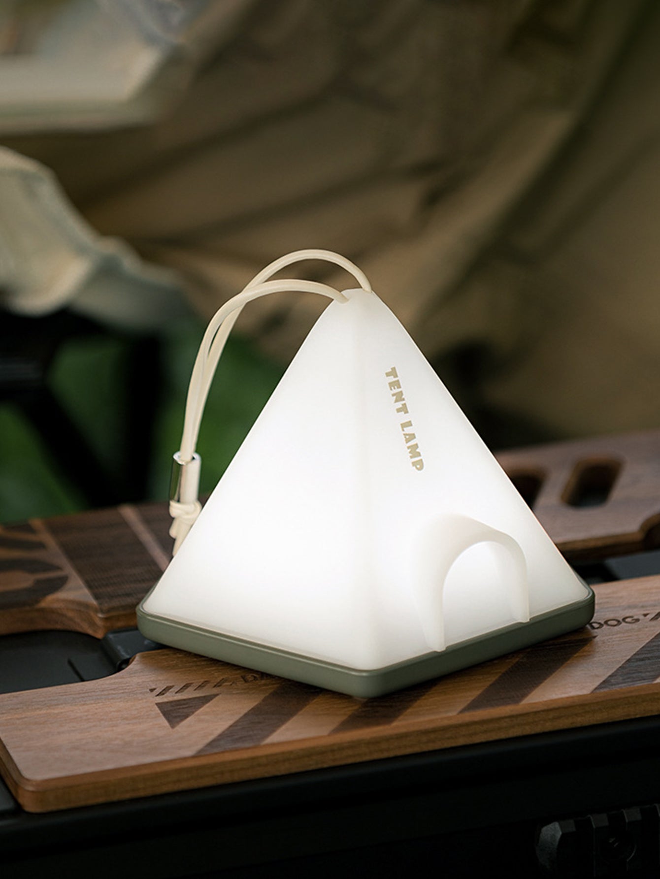 ضوء ليلي فاخر للخيمة مع حزام تعليق وقاعدة - 6 مستويات سطوع قابلة للتعديل لأجواء تخييم مثالية