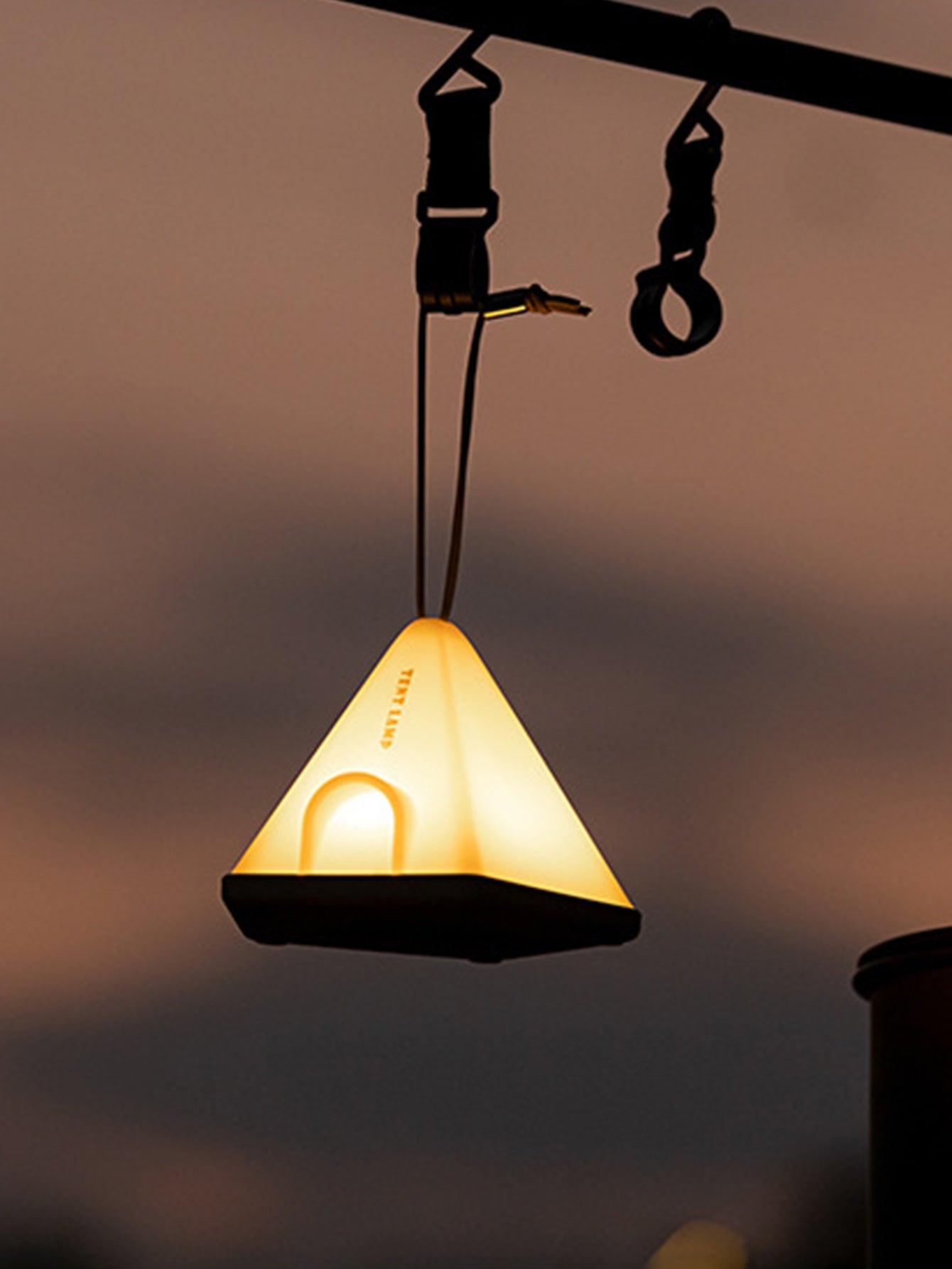 ضوء ليلي فاخر للخيمة مع حزام تعليق وقاعدة - 6 مستويات سطوع قابلة للتعديل لأجواء تخييم مثالية