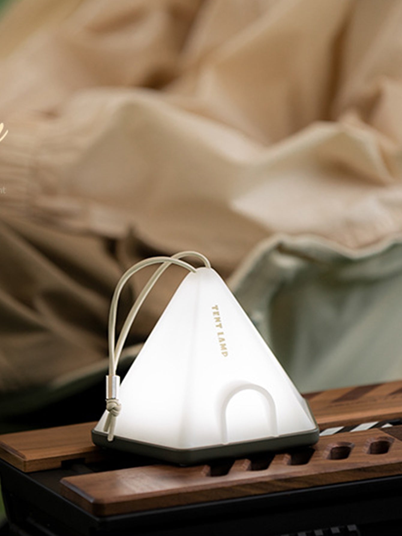 ضوء ليلي فاخر للخيمة مع حزام تعليق وقاعدة - 6 مستويات سطوع قابلة للتعديل لأجواء تخييم مثالية